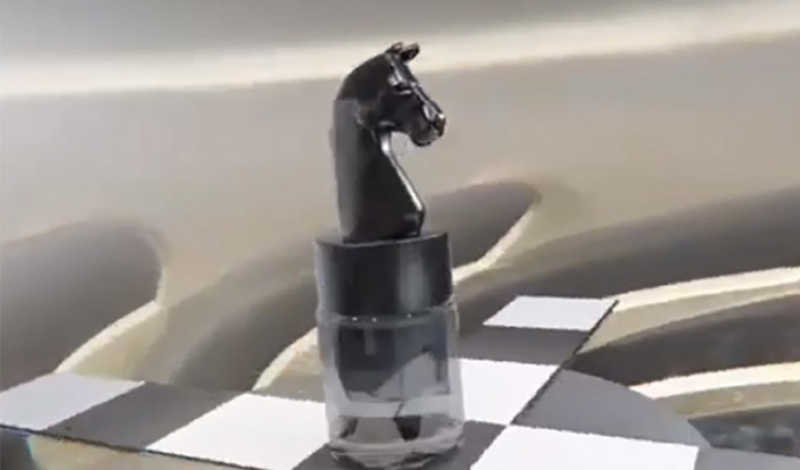 Ростех показал лимитированный парфюм Checkmate для «Dubai Airshow 2021»
