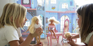 Нейробиологи совместно с Barbie доказали, что игра в куклы помогает детям развивать эмпатию и социальные навыки