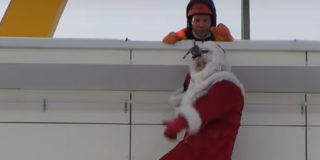 В Татарстане «летающий» Дед Мороз поздравил детей в больнице