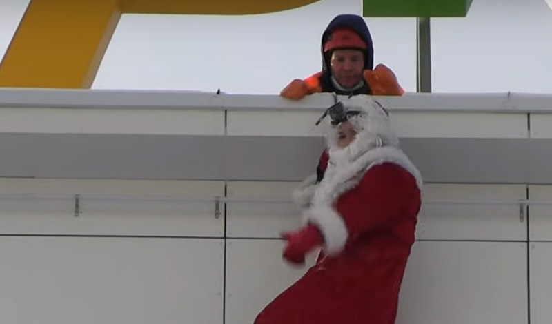 В Татарстане «летающий» Дед Мороз поздравил детей в больнице