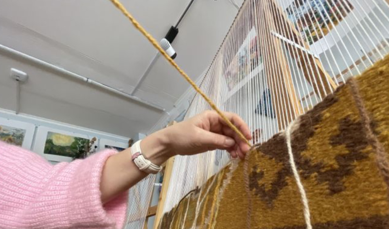 Ковры, пахнущие травами: мастерицы из Татарстана освоили крымское ковроткачество 