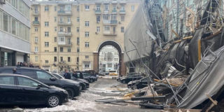 Рухнувший в центре Москвы парапет здания был длиной более 30 м