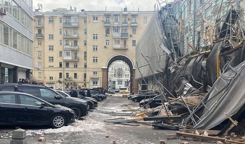 Рухнувший в центре Москвы парапет здания был длиной более 30 м