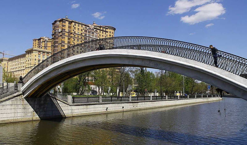 Строительство нового пешеходного моста через реку Яузу подстегнуло спрос на коммерческую недвижимость