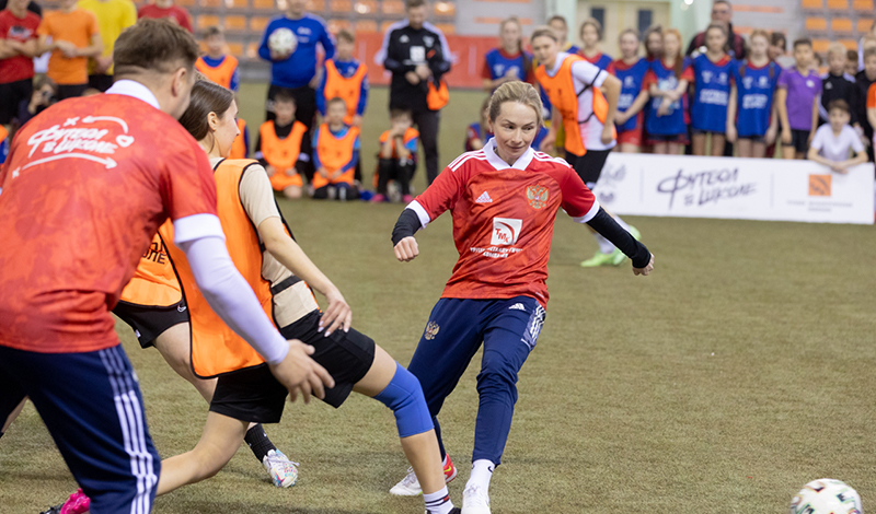 ТМК поддержала открытые уроки для школьников Екатеринбурга со звездами футбола