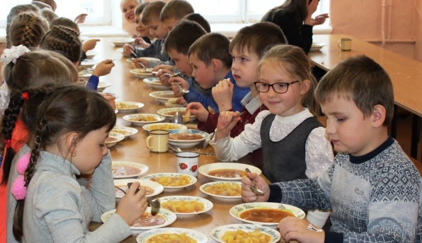 В Архангельской области увеличат расходы на организацию питания учеников начальных классов