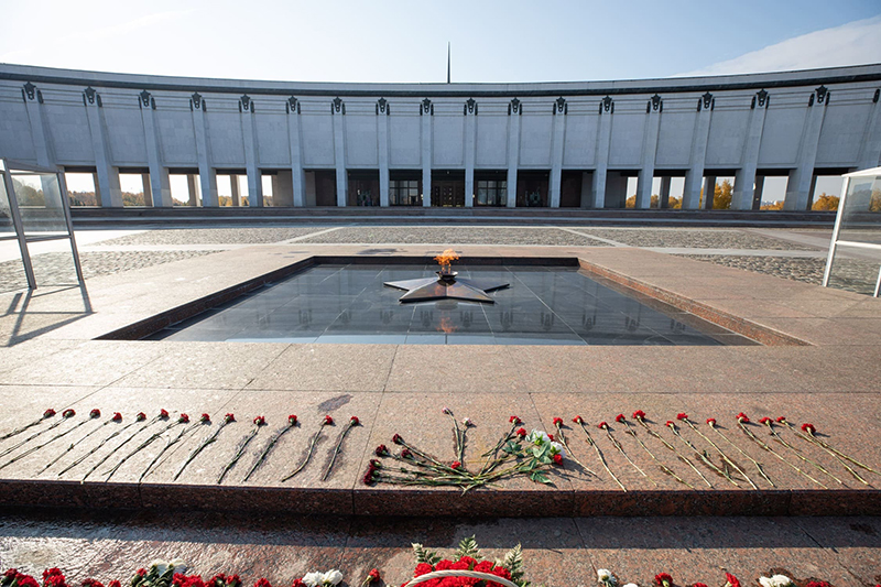 Начало возложения: 12:00 Начало круглого стола: 13:00 Всероссийскую патриотическую акцию «Поклонимся великим тем годам» проводит Молодёжная общероссийская общественная организация «Российские Студенческие Отряды» (РСО) при поддержке Министерства просвещения Российской Федерации. Цель акции - сохранение у детей и молодёжи исторической памяти о подвиге советского народа, совершенного в годы Великой Отечественной войны.