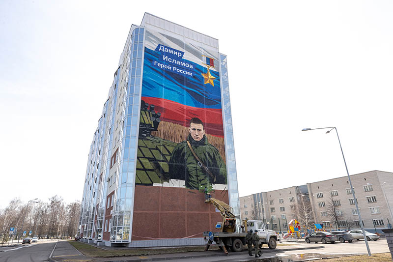 В память о Герое России Дамире Исламове на фасаде дома в Казани создан мурал