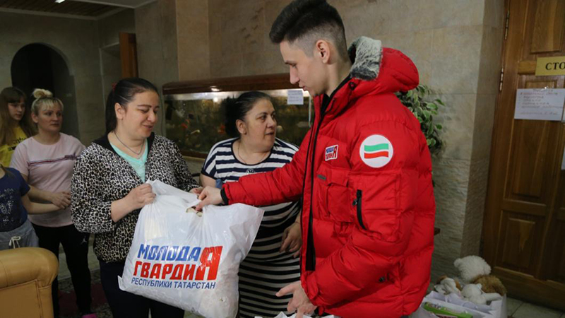 Молодогвардейцы начали передавать гуманитарную помощь переселенцам, прибывшим в Татарстан