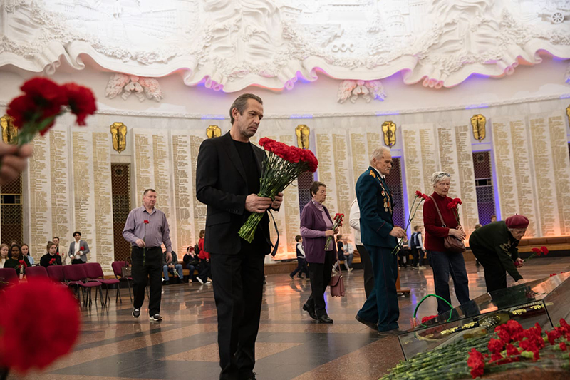 Около 2 тысяч человек возложили цветы к монументу Солдата-Победителя в Музее Победы