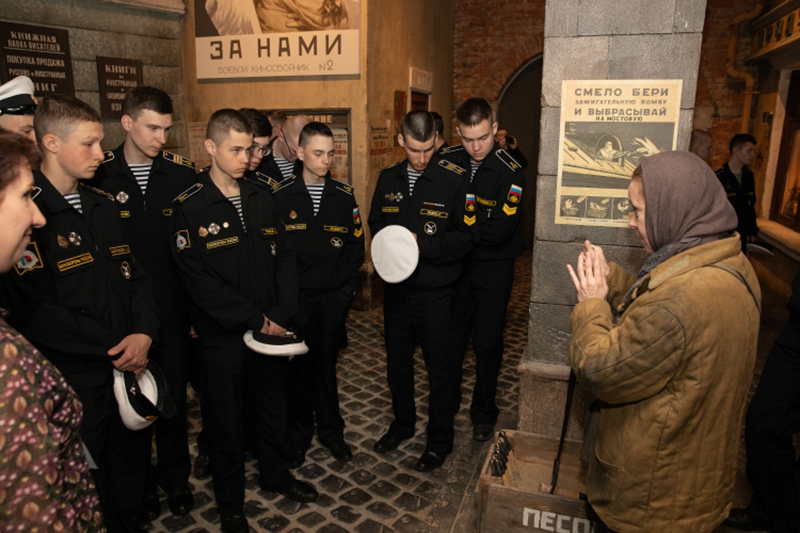 Около 100 участников Парада на Красной площади побывали на экскурсиях в Музее Победы