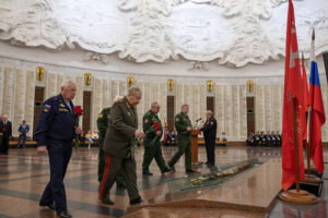 Около 2 тысяч человек возложили цветы к монументу Солдата-Победителя в Музее Победы