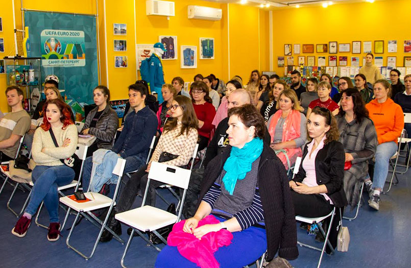 В Петербурге раскрыли секреты создания профессионального имиджа для специалистов по работе с молодежью