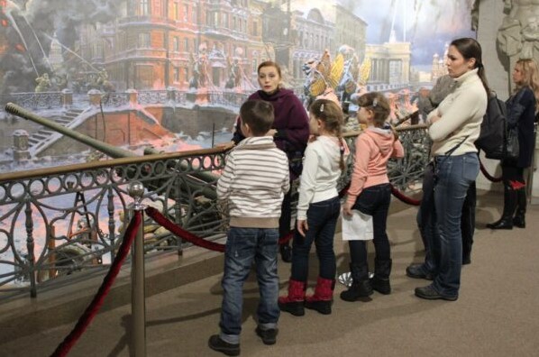 Почти 200 тысяч школьников в течение учебного года посетили Музей Победы и его филиалы