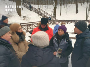 Москвичи услышаны, корректировки внесены: Народный фронт помог наладить диалог между сторонами в отношении реабилитации парка «Покровское-Стрешнево»     Экспертам регионального отделения Народного фронта в Москве удалось наладить диалог между обеспокоенными жителями столицы и разработчиками проекта реабилитации и сохранения парка «Покровское-Стрешнево». В результате аргументированные замечания москвичей по благоустройству территории были услышаны и авторы проекта внесли корректировки.  Представители президентского движения провели с активными горожанами несколько экспертных встреч, в рамках которых были сформулированы и собраны основные замечания и претензии к разработчикам проекта. Затем активисты организовали переговорные площадки, на которых инициативные жители смогли задать все волнующие вопросы представителям столичных департаментов природопользования и охраны окружающей среды, капитального ремонта, культурного наследия, префектур, управ, проектной группе и экспертам. В результате на смену конфронтации пришел диалог, во время которого были услышаны все доводы «за» и «против».  «Все были едины – особо охраняемая природная территория (ООПТ) - исторический парк «Покровское-Стрешнево» нуждается в реабилитации и защите. Вопрос только в одном: как сделать так, чтобы не навредить природе и сделать отдых горожан более комфортным, - сказал активист регионального отделения Народного фронта в Москве Павел Черкасов. - И мы, и жители Москвы хотим сохранить «легкие мегаполиса», уникальную живую природу. В то же время мы прекрасно понимаем, что гулять в первозданном лесу маме с коляской или пожилым людям довольно проблематично. Необходимы дорожки, скамеечки, детские площадки, кафе, туалеты. Этот список комфорта для одних может быть очень длинным, а для других совсем коротким. Поэтому необходим компромисс, который мы пытаемся находить».  Черкасов отметил, что в план благоустройства парка «Покровское-Стрешнево» были внесены некоторые коррективы.  «Отменено возведение лодочной станции, не будет прокладки экотропы по ложу Елизаветинского оврага, с целью сохранения ареала обитания птиц и исключения звуковых и световых шумов отменено обустройство летнего кинотеатра, также на территории парка решили не возводить кафе. Кроме того, решили не устанавливать павильон у родника «Царевна Лебедь», а также частично отменено засыпание прибрежной зоны прудов песком, чтобы сохранить естественный травяной покров земли», - уточнил Черкасов.  Вместе с тем во входной зоне природного парка будут кафе, также сюда вынесут из центральной части парка все туалеты, о чем настаивали жители.  Несмотря на то, что диалог жителей с ответственными за реабилитацию и сохранение парка «Покровское-Стрешнево» налажен, активисты Народного фронта продолжают мониторить ситуацию. На данный момент президентское движение вышло с предложением – обеспечить общественный контроль всем работам, идущим на территории ООПТ. Его должны проводить в том числе и общественные инспектора охраны окружающей среды.  Общероссийский народный фронт (ОНФ) – это общественное движение, созданное в мае 2011 года по инициативе президента РФ Владимира Путина, которое объединяет активных и неравнодушных жителей страны. Лидером движения является Владимир Путин. Главные задачи ОНФ – контроль за исполнением указов и поручений главы государства, борьба с коррупцией и расточительством, неэффективными тратами государственных средств, вопросы повышения качества жизни и защиты прав граждан.