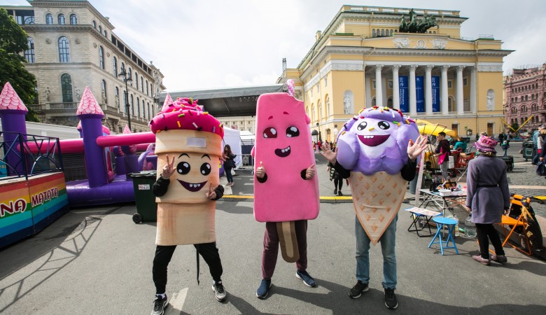 Традиционно в дни празднования Дня города – Дня основания Санкт-Петербурга проводится ежегодный Фестиваль мороженого.