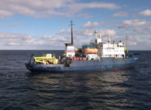 Более 1000 проб воды, донных отложений и воздуха отберут ученые МГУ во время мониторинга окружающей среды в акваториях Баренцева, Карского и Охотского морей