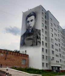 В городе Менделеевск в Татарстане мурал с портретом Бориса Пастернака украсил многоэтажный дом