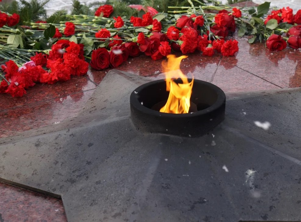 Около 100 детей возложат цветы к Огню Памяти и Славы у стен Музея Победы