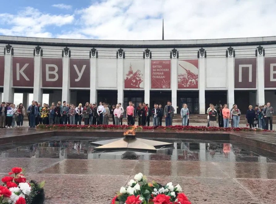 Около 100 ребят из Детских общественных советов при Уполномоченных по правам ребенка в ЦФО возложили цветы у стен Музея Победы