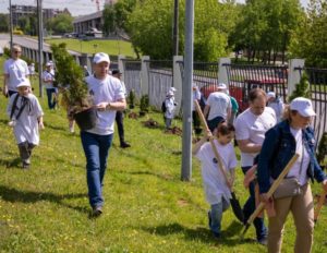 Юные и взрослые москвичи высадили свыше полусотни деревьев в Музее «Главные оружейные реликвии армии»