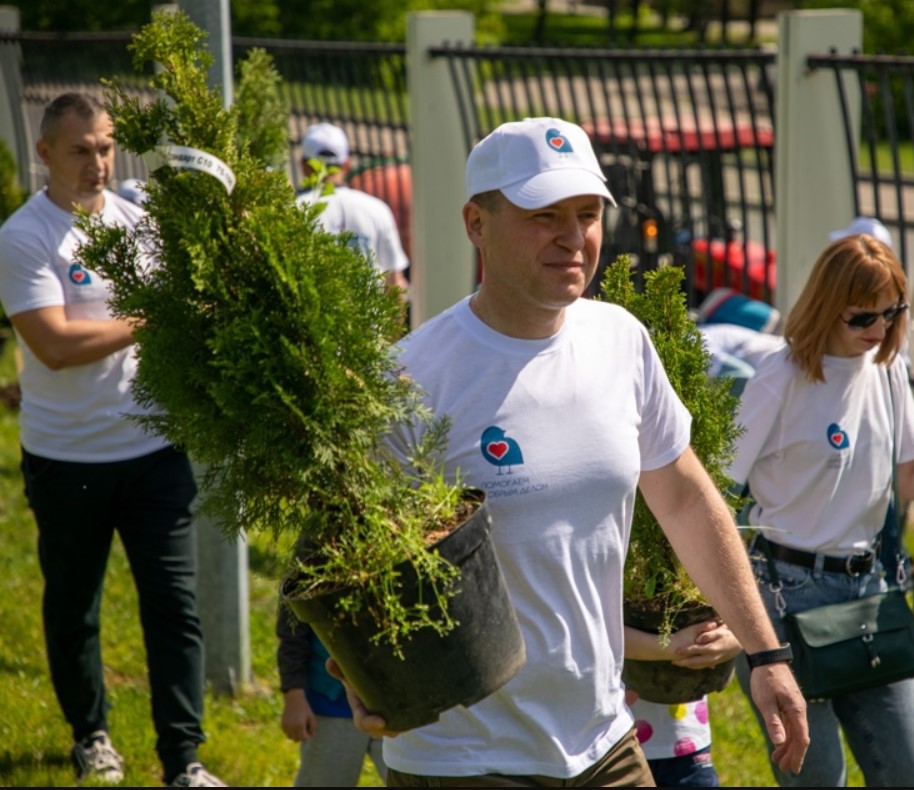 Юные и взрослые москвичи высадили свыше полусотни деревьев в Музее «Главные оружейные реликвии армии»