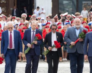 В День России у Музея Победы состоялась торжественная церемония подъема Государственного флага Российской Федерации