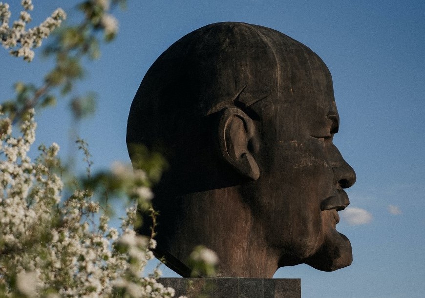 На Сахалине восстановят разрушенный памятник Ленину