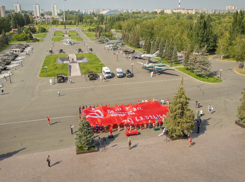 Юнармейцы Татарстана и Красноярского края развернули в Казани 20-метровое Знамя Победы