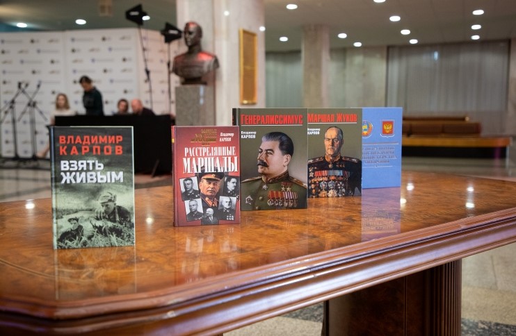 В честь 100-летия писателя-фронтовика Музею Победы передали в дар юбилейную марку