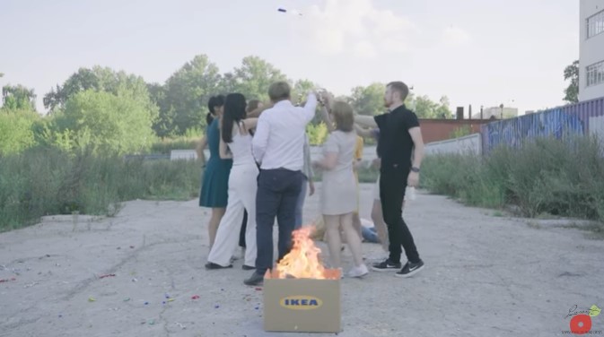 Предприниматель попрощался с ИКЕА и сжёг их коробку под Прощание Славянки