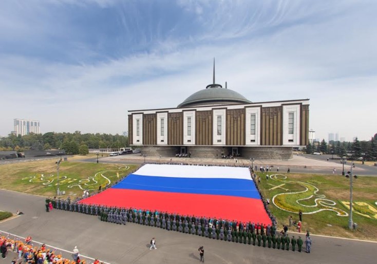 Более тысячи человек развернули огромный триколор у Музея Победы