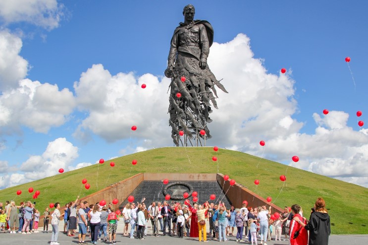 78 красных шаров запустили над Ржевским мемориалом Советскому солдату