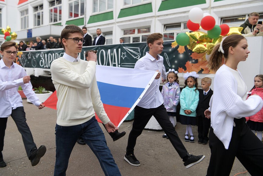 С исполнения гимна страны и поднятия государственного флага начался новый учебный год в московских школах
