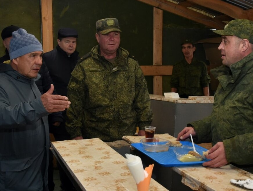 Президент Татарстана Рустам Минниханов посетил палаточный лагерь для размещения воинских частей