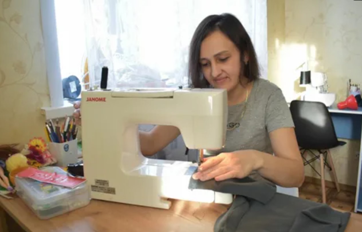 Многодетная мама из Татарстана сама шьет теплые вещи для мобилизованных