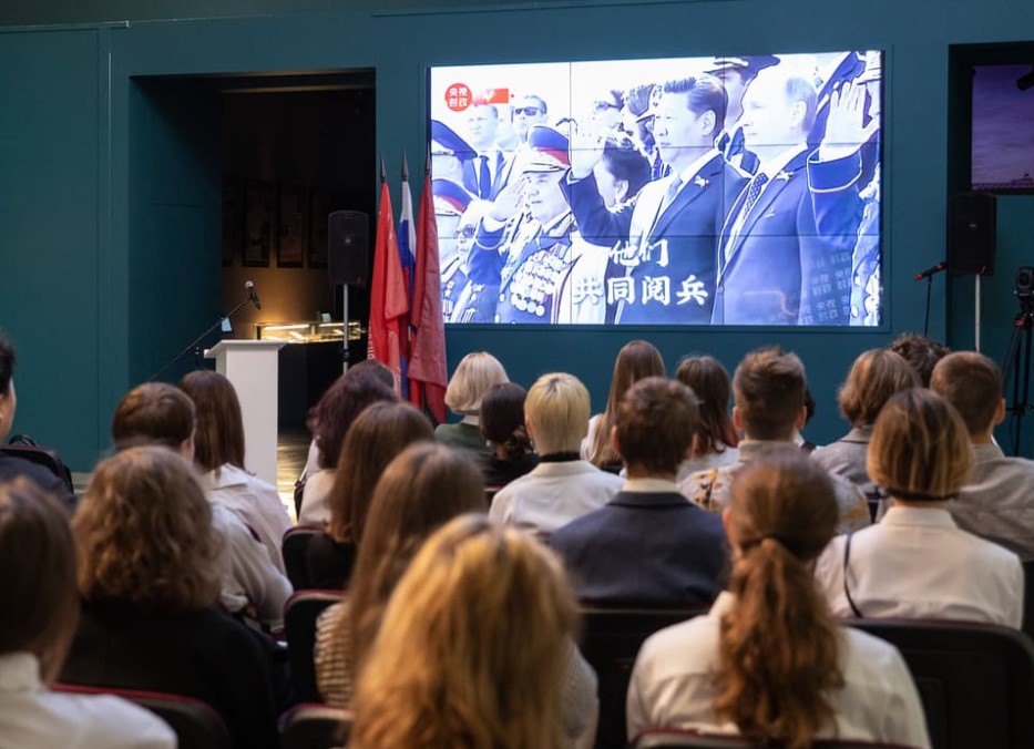 Историю взаимоотношений России и Китая обсудили школьники в Музее Победы