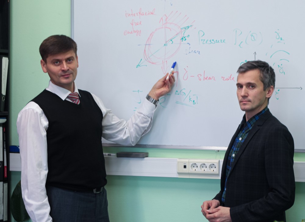 Физики Казанского университета исследовали, как рождаются трещины в аморфных материалах