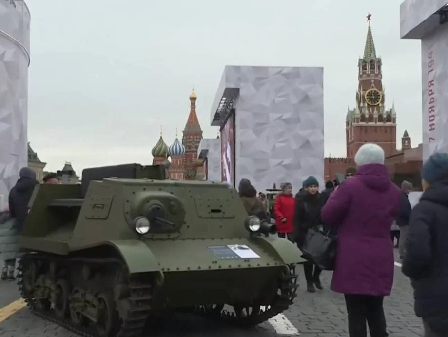 К годовщине военного парада на Красной площади Музей Победы представил электронную выставку