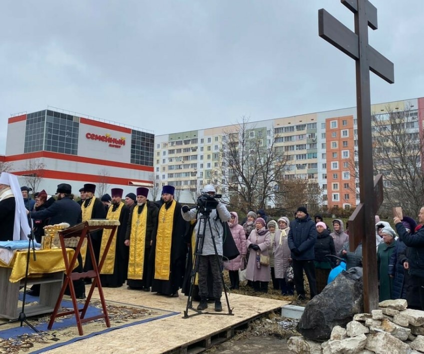 В Татарстане на месте возведения православного и мусульманского храмов установили стелу и крест