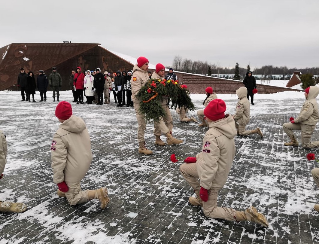 Участников патриотического слета наградили на Ржевском мемориале