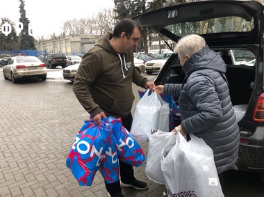 Президентское движение в Москве продолжает сбор гуманитарной помощи в рамках проекта «Народный фронт. Всё для победы!». Восемь бензопил, десять буржуек, квадрокоптер, генератор, 100 комплектов термобелья, 200 пар носков – и это не полный перечень вещей, которые за последнюю неделю принесли для бойцов москвичи. Кроме этого москвичи продолжают перечислять финансовые средства в проект Народного фронта «Все для победы!», на которые закупается форменное обмундирование, средства для обогрева, аккумуляторы, квадрокоптеры и другие необходимые вещи. «Мы хотим помочь!» С такими словами приходит каждый, кто приносит гуманитарную помощь для бойцов на фронте. И каждый вносит свой посильный вклад: кто-то переводит деньги на счет проекта «Все для победы», кто-то закупает продукты или вещи. Многие организовывают соседей, бывших одноклассников, родственников, чтобы уже на более крупную сумму закупить все необходимое для бойцов. «Мы живем рядом с добрыми и чуткими людьми, готовыми отдать все, ради возвращения наших ребят с победой домой. Сразу несколько человек на этой неделе рассказали, что потратили на помощь солдатам всю пенсию и готовы жертвовать и дальше ради общей победы, - рассказал руководитель регионального отделения Народного фронта в Москве Сергей Зверев. – И помогают не только финансово. Около 30 пар шерстяных носков, а также жилетки и свитера связали москвички своими руками и принесли для ребят на фронт. Причем в каждую вещь была вложена маленькая записочка с пожеланиями. И это сделали разные люди, совершенно незнакомые между собой, но с общими помыслами – помочь. Мы благодарны всем и каждому, ведь вместе – мы сила». За каждой вещью, созданной своими руками, своя история. Среди тех, кто принес вязанные вещи, есть те, кто прежде никогда не вязал и научился этому ремеслу специально, чтобы помогать. Ирина Самонина два года назад увлеклась рисованием. Специально для бойцов на фронте она нарисовала картину с изображением лика Христа, сходила в храм, чтобы освятить ее и принесла с просьбой передать ее непосредственно бойцам. На этой неделе не только шел сбор помощи, но и отправка его непосредственно на новые территории России. Благодаря помощи волонтеров уже отправлена машина с теплыми вещами, подушками, одеялами пастельными принадлежностями для мирного населения освобожденных территорий, а также продуктов питания и термобелья для бойцов на передовой. С этим грузом была передана и картина Ирины Самониной. Еще одна машина с продуктами питания, электропилами и генератором едет в 31-й полк, в котором служат мобилизованные москвичи. Сбор гуманитарной помощи в рамках проекта «Народный фронт. Всё для победы!» продолжается. Представители президентского движения в Москве ждут всех по адресу: ул. Мосфильмовская, д. 40. Так же есть возможность перечислить средства в проект Народного фронта «Все для победы!». Для этого нужно отсканировать на сайте Народного фронта QR-код или перевести сумму по реквизитам, указав в назначении платежа - Sbor 77. Общероссийский народный фронт (ОНФ) – это общественное движение, созданное в мае 2011 года по инициативе президента РФ Владимира Путина, которое объединяет активных и неравнодушных жителей страны. Лидером движения является Владимир Путин. Главные задачи ОНФ – контроль за исполнением указов и поручений главы государства, борьба с коррупцией и расточительством, неэффективными тратами государственных средств, вопросы повышения качества жизни и защиты прав граждан. ПРЕСС-СЛУЖБА МОСКОВСКОГО ОНФ