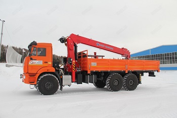 На базе вездеходного шасси КАМАЗ-43118 изготовлена универсальная спецмашина с крано-манипуляторной установкой