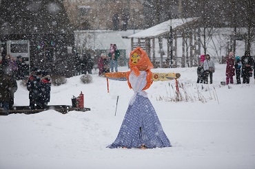 Рекордное масленичное чучело на Городской Ферме на ВДНХ