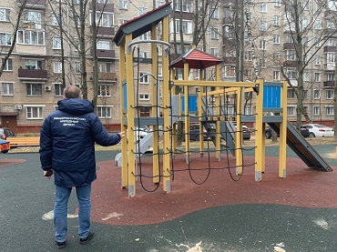 Народный фронт в Москве добивается привидения в порядок сквера у детского сада