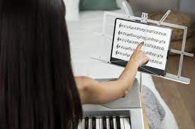 Учащиеся средней образовательной школы Раменского городского округа Московской области учатся музыкальной грамоте с помощью метода 1000-летней давности
