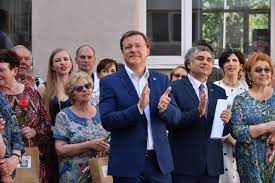 Губернатор Дмитрий Азаров поздравил выпускников своей родной самарской школы