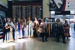 В День Победы пассажиры «СЗППК» наблюдали живое выступление артистов и получили памятные сувениры