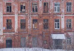 Аварийное здание рабочих казарм в Собинке частично отремонтируют