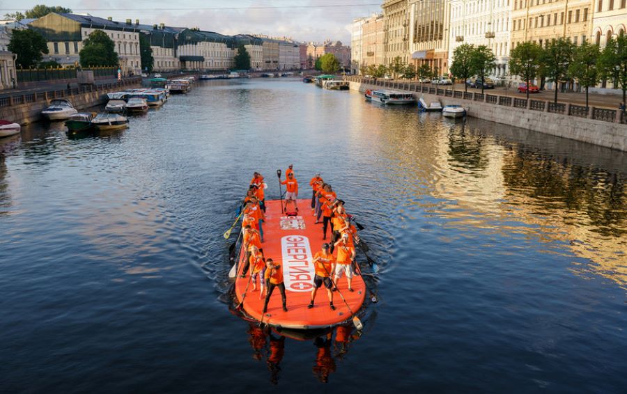 САПБОРД РАЗМЕРОМ С МНОГОЭТАЖКУ СПУСТИЛИ НА ВОДУ В ПЕТЕРБУРГЕ